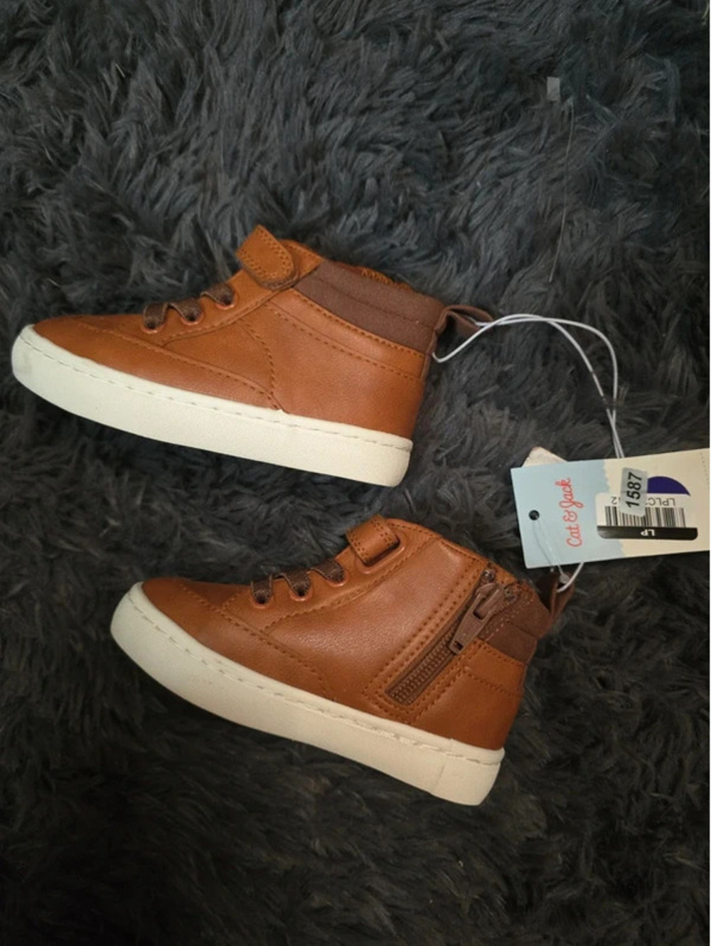 Size 6 brand new toddler boots from target item. 1587 box 22